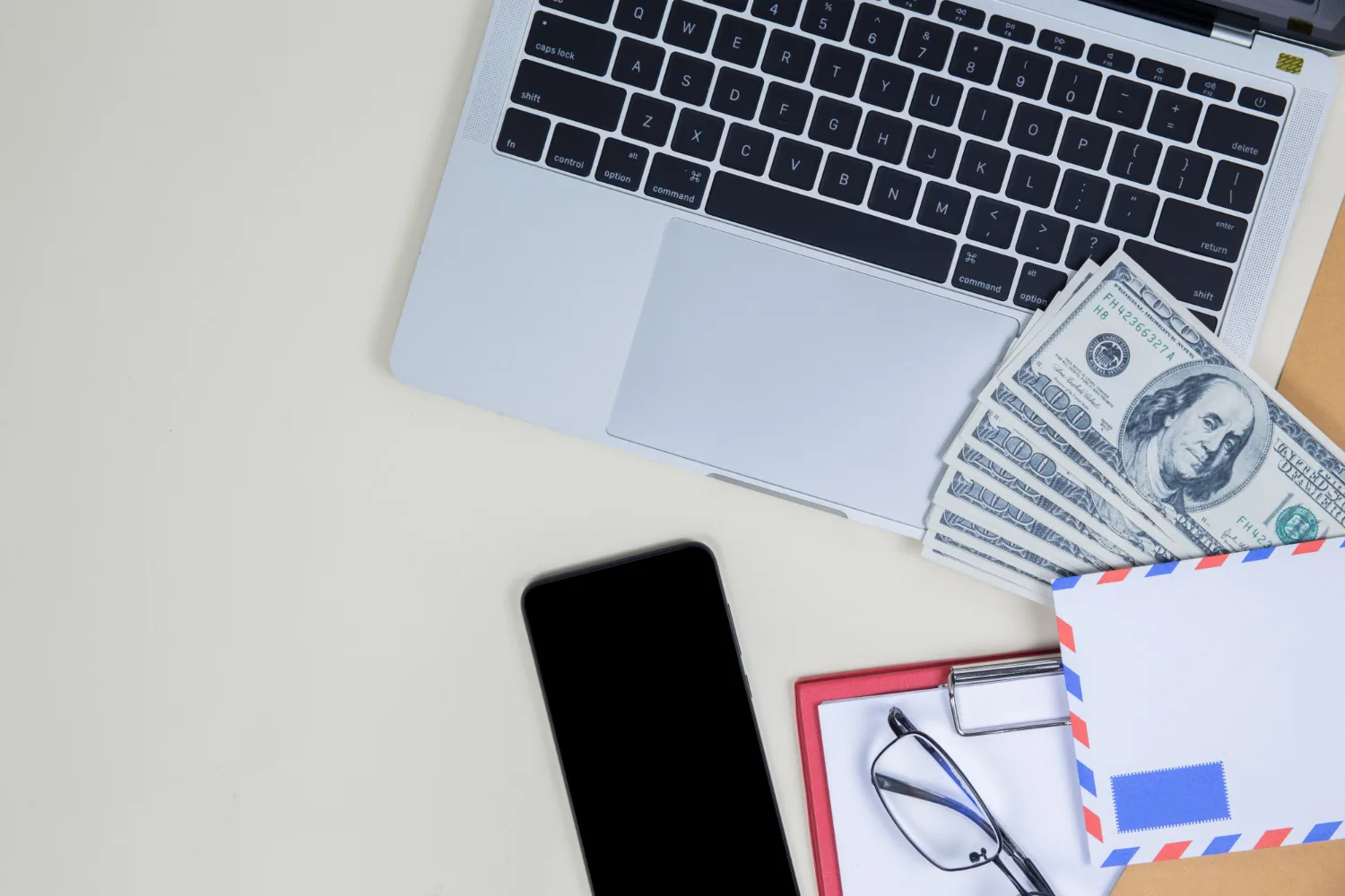 Cât costă emailul firmei pe lună? Exemple pentru 3, 10 și 25 de angajați